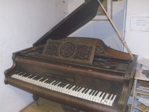 becsi-zongora