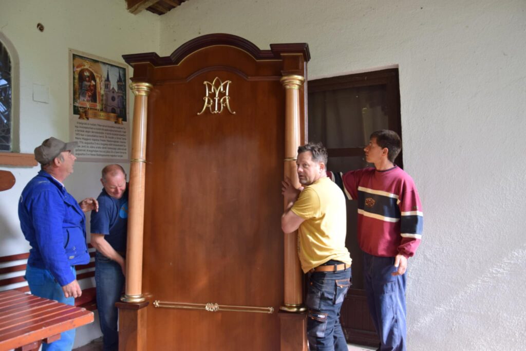 Częstochowai Fekete Madonna szentképtartó készítése a pálosszentkúti kegytemplomba