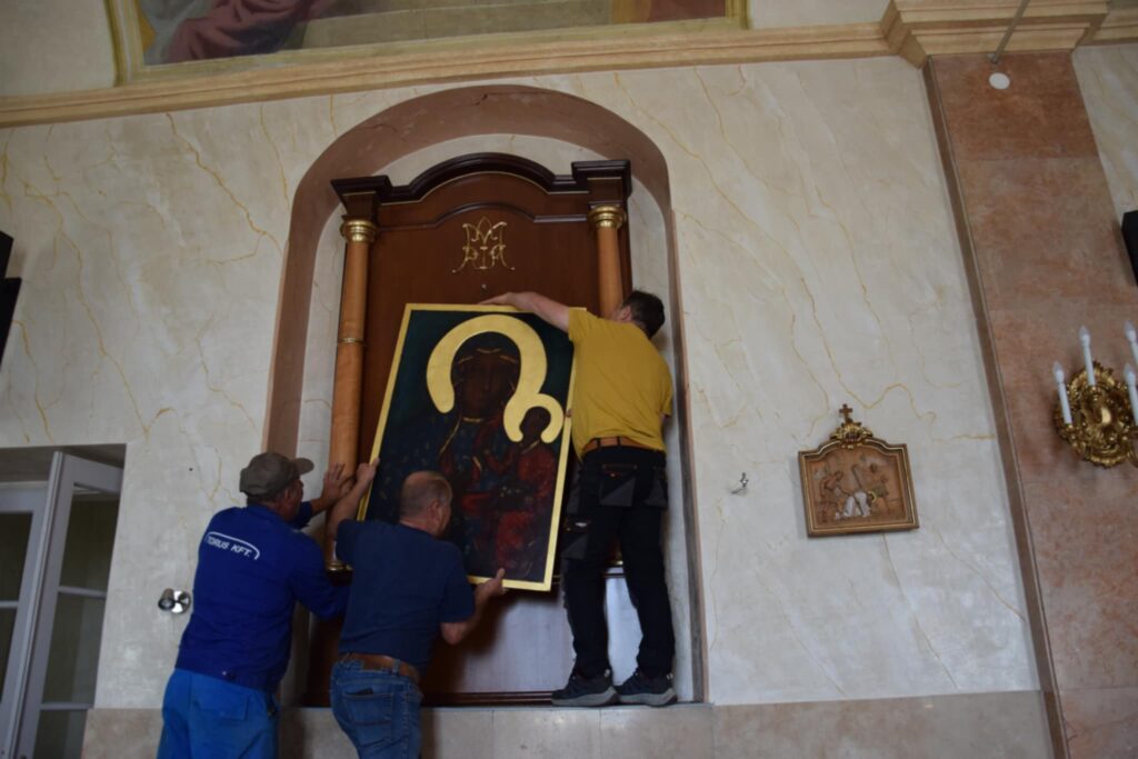 Częstochowai Fekete Madonna szentképtartó készítése a pálosszentkúti kegytemplomba