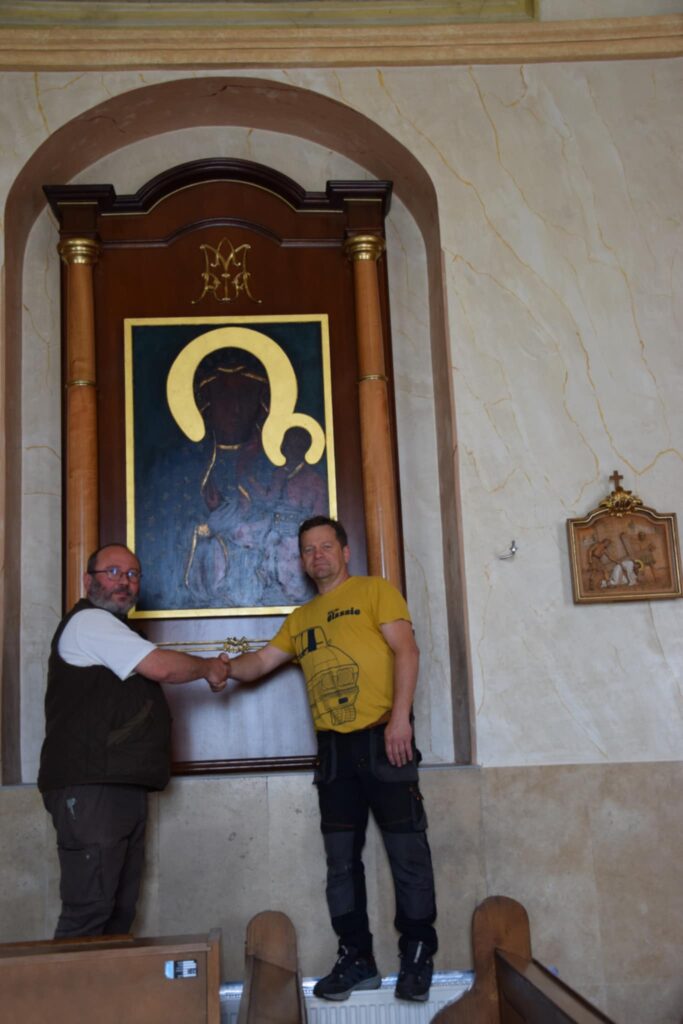 Częstochowai Fekete Madonna szentképtartó készítése a pálosszentkúti kegytemplomba
